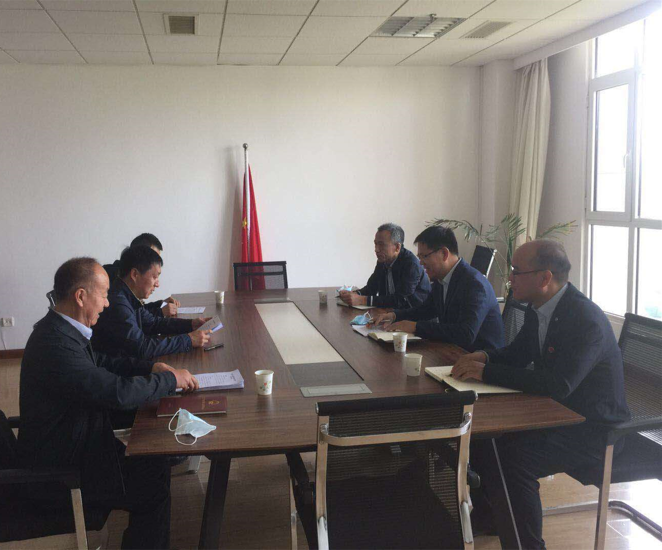 海航航校董事長(zhǎng)張?zhí)爝恍邪菰L中衛(wèi)市市長(zhǎng)李曉波